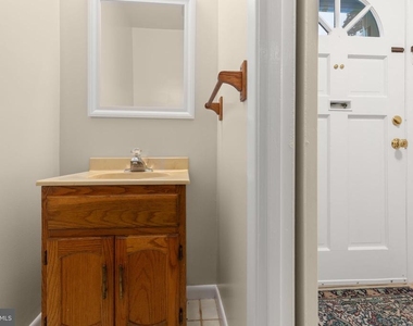 424 Greenbrier Court - Photo Thumbnail 16