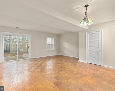 424 Greenbrier Court - Photo Thumbnail 7