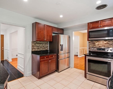 709 E Broad Street - Photo Thumbnail 11
