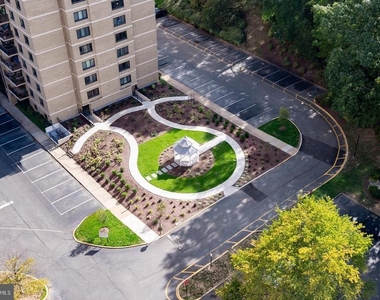 307 Yoakum Parkway - Photo Thumbnail 43