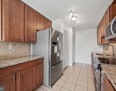 307 Yoakum Parkway - Photo Thumbnail 17