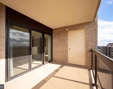 307 Yoakum Parkway - Photo Thumbnail 38