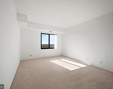 307 Yoakum Parkway - Photo Thumbnail 31