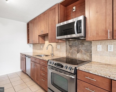 307 Yoakum Parkway - Photo Thumbnail 18