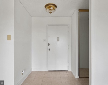 307 Yoakum Parkway - Photo Thumbnail 4