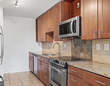 307 Yoakum Parkway - Photo Thumbnail 16