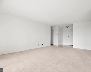 307 Yoakum Parkway - Photo Thumbnail 9