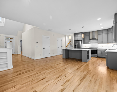 917 S Blount Street - Photo Thumbnail 4