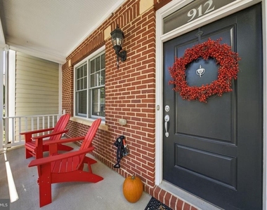 912 N Alfred Street - Photo Thumbnail 2