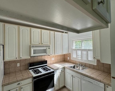 3212 Valley Drive - Photo Thumbnail 5