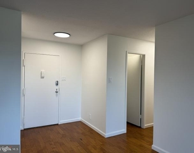 205 Yoakum Parkway - Photo Thumbnail 6