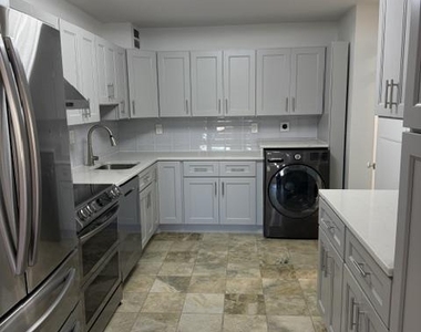 205 Yoakum Parkway - Photo Thumbnail 3