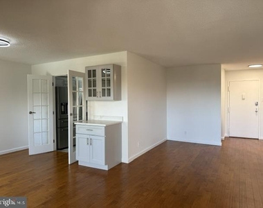 205 Yoakum Parkway - Photo Thumbnail 11
