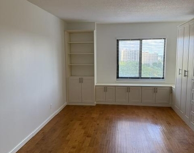 205 Yoakum Parkway - Photo Thumbnail 16