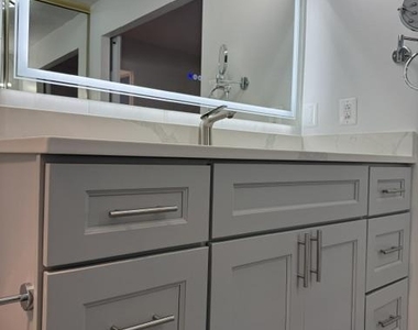 205 Yoakum Parkway - Photo Thumbnail 20