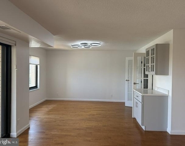 205 Yoakum Parkway - Photo Thumbnail 32
