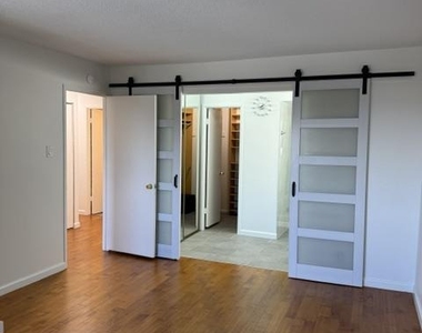 205 Yoakum Parkway - Photo Thumbnail 17