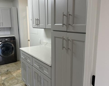 205 Yoakum Parkway - Photo Thumbnail 5
