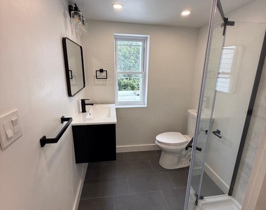402 W Walnut Lane - Photo Thumbnail 4