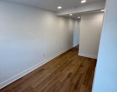 402 W Walnut Lane - Photo Thumbnail 5