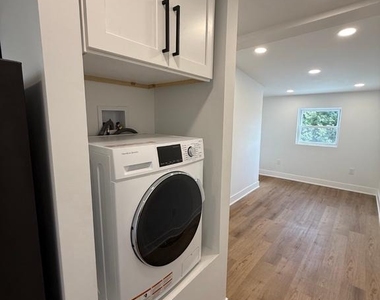 402 W Walnut Lane - Photo Thumbnail 1