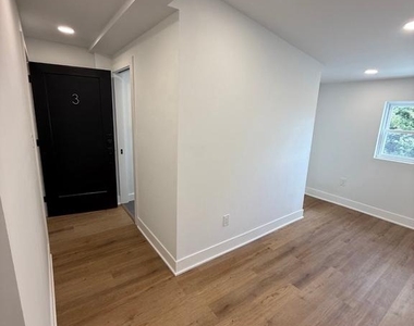 402 W Walnut Lane - Photo Thumbnail 7