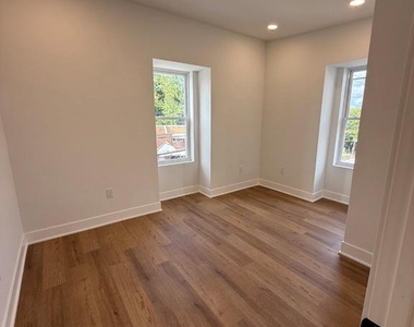 402 W Walnut Lane - Photo Thumbnail 2