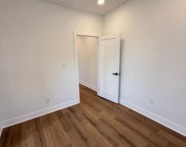 402 W Walnut Lane - Photo Thumbnail 6