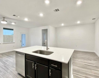 13816 Lubeck Dr - Photo Thumbnail 7