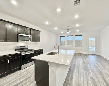 13816 Lubeck Dr - Photo Thumbnail 5