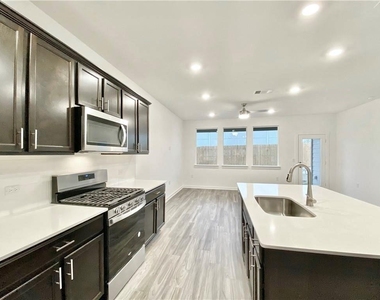 13816 Lubeck Dr - Photo Thumbnail 3