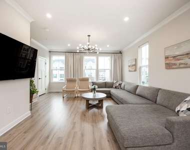 611 Holywell Drive - Photo Thumbnail 12