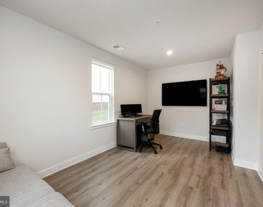 611 Holywell Drive - Photo Thumbnail 5