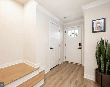 611 Holywell Drive - Photo Thumbnail 2
