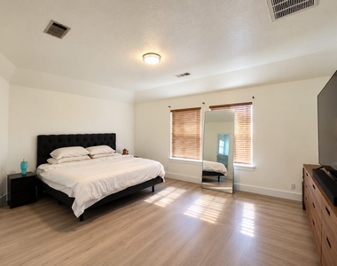 7901 Finch Trl - Photo Thumbnail 7