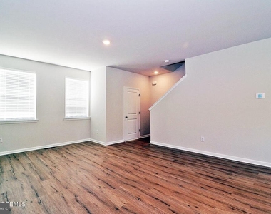 27 Forest Park Drive - Photo Thumbnail 7