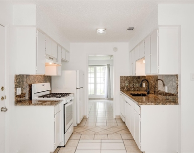 9502 North Creek Dr - Photo Thumbnail 3