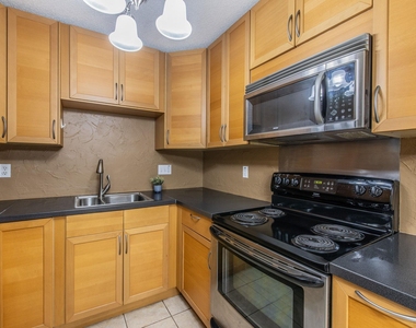 1015 E Yager Ln - Photo Thumbnail 7