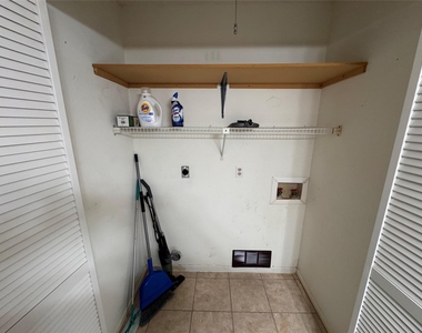 1015 E Yager Ln - Photo Thumbnail 11