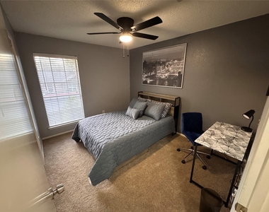 1015 E Yager Ln - Photo Thumbnail 9
