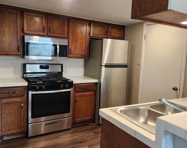 2806 Lovell Dr - Photo Thumbnail 3