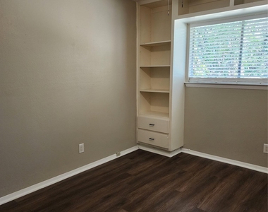2806 Lovell Dr - Photo Thumbnail 9