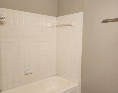 2806 Lovell Dr - Photo Thumbnail 8