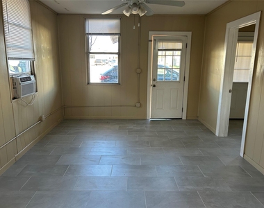 906 Haysel St - Photo Thumbnail 2