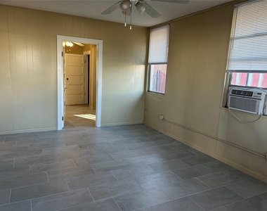 906 Haysel St - Photo Thumbnail 1