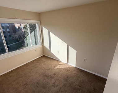 418 Girard Street - Photo Thumbnail 4