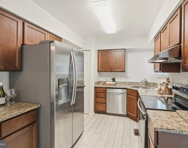 8112 Wooded Glen Court - Photo Thumbnail 6