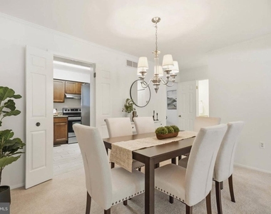 8112 Wooded Glen Court - Photo Thumbnail 4