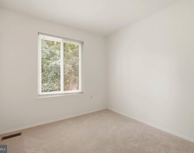 8112 Wooded Glen Court - Photo Thumbnail 17
