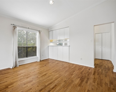 409 E 38th St - Photo Thumbnail 3